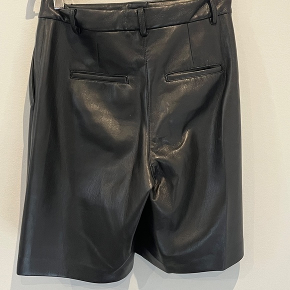 Black Wilfred Effortless Short in vegan leather - Picture 2 of 5